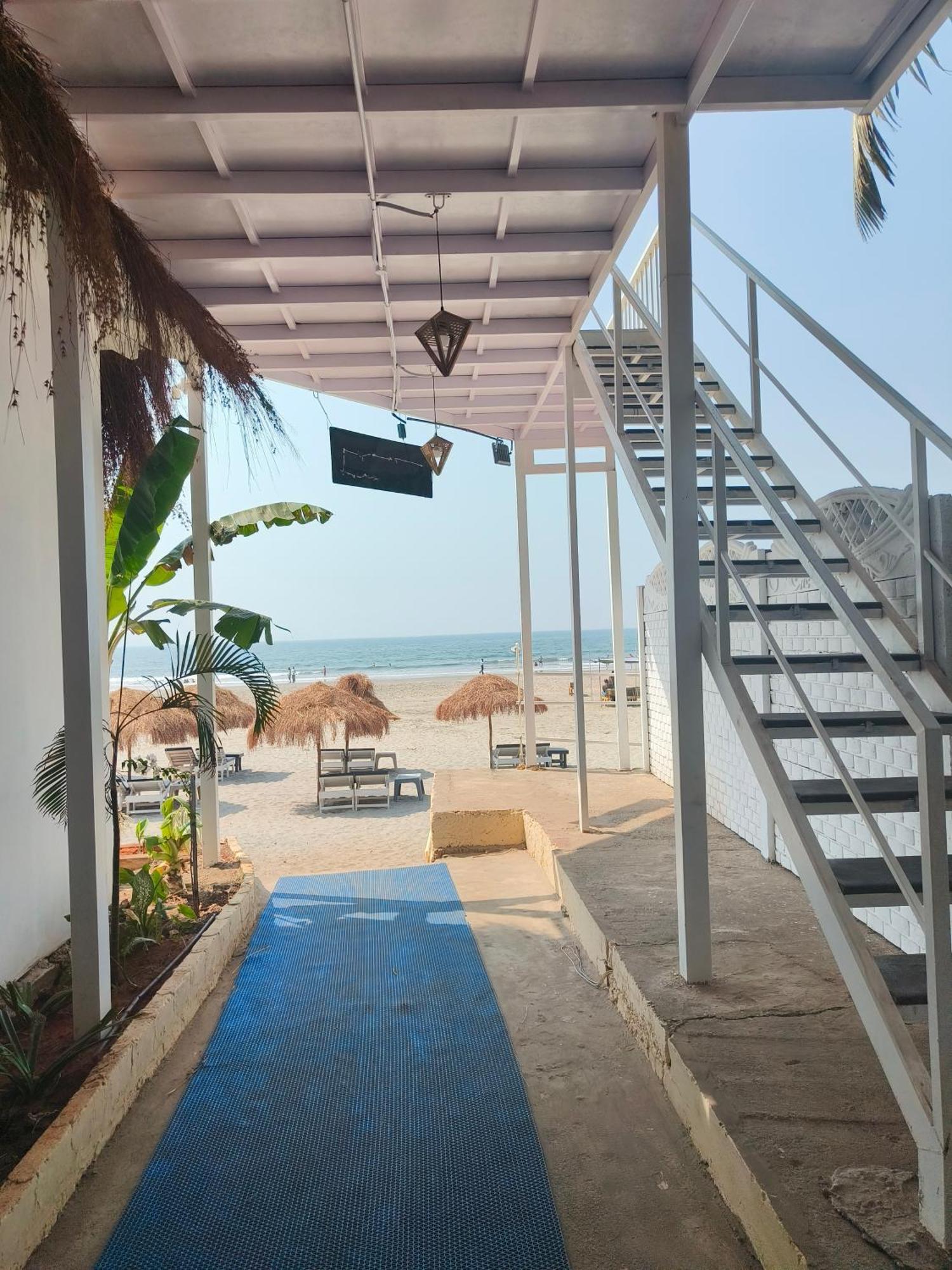 Aqua Beach Stays Ashwem Mandrem Exterior photo