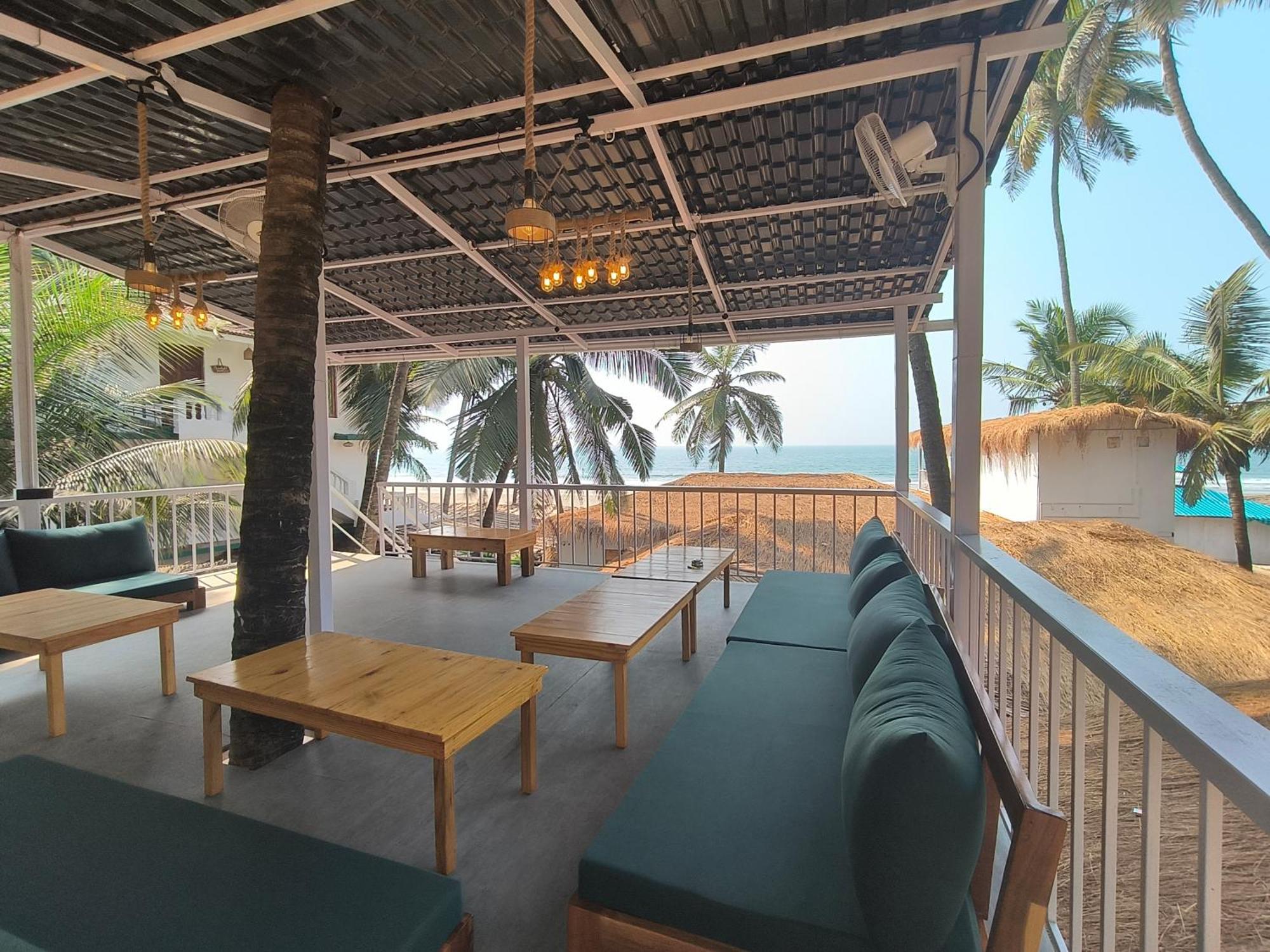 Aqua Beach Stays Ashwem Mandrem Exterior photo